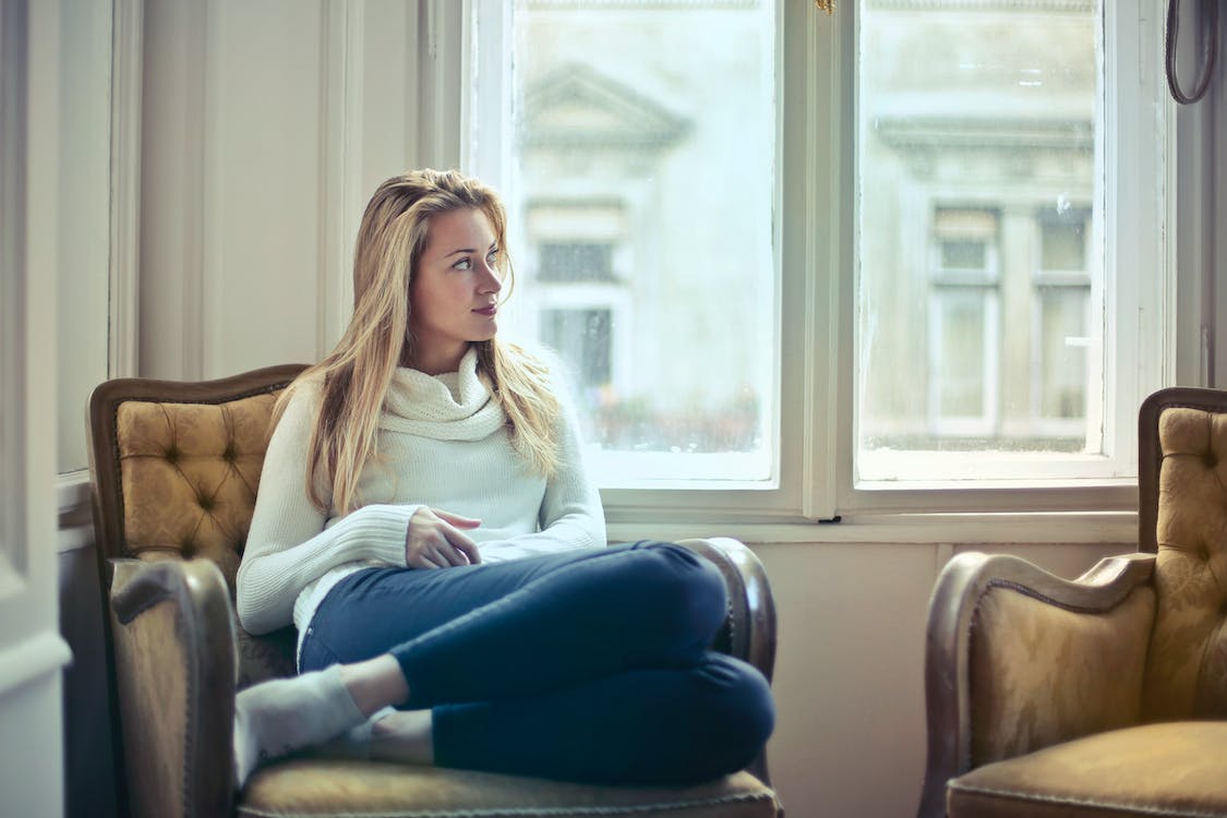 vrouw zit op bank